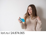 Девушка подросток с длинными волосами разговаривает по Скайпу. Стоковое фото, фотограф Мурина Ольга / Фотобанк Лори