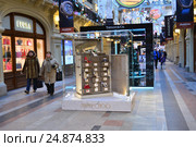 Стенд-презентация от бутика "Jimmy Choo" в легендарном ГУМе в Москве (2017 год). Редакционное фото, фотограф lana1501 / Фотобанк Лори