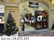 Дизайнерская новогодняя елочка от известной часовой компании "Tissot" в знаменитом торговом центре ГУМ. Москва (2017 год). Редакционное фото, фотограф lana1501 / Фотобанк Лори