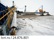 Добыча медной руды. Конвейерный мост. Отвалообразователь. Зима. Spreader. Conveyor belt with an ore. Стоковое фото, фотограф Юлия Врублевская / Фотобанк Лори