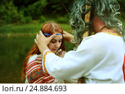 Мужчина на девушку надевает очелье (2016 год). Стоковое фото, фотограф Марина Володько / Фотобанк Лори