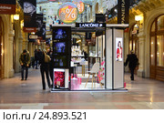 Стенд-презентация знаменитой французской марки Lancome в легендарном ГУМе в Москве (2017 год). Редакционное фото, фотограф lana1501 / Фотобанк Лори