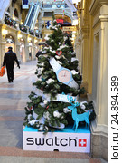 Дизайнерская новогодняя елочка от магазина швейцарских часов "Swatch" в знаменитом торговом центре ГУМ. Москва (2017 год). Редакционное фото, фотограф lana1501 / Фотобанк Лори