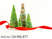 Creative decorative New Year tree of handwork from threads. Стоковое фото, фотограф Artem Sobov / Фотобанк Лори