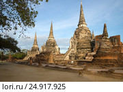 Три ступы буддистского храма Wat Phra Si Sanphet ранним утром. Аютхая, Таиланд (2017 год). Стоковое фото, фотограф Виктор Карасев / Фотобанк Лори