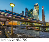 Пешеходный мост "Багратион" зимой в вечерних сумерках (2016 год). Редакционное фото, фотограф Николай Сачков / Фотобанк Лори