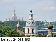 Контрасты Москвы - церковная и сталинская архитектура. Московские городские пейзажи (2016 год). Стоковое фото, фотограф Артур Лукьянов / Фотобанк Лори