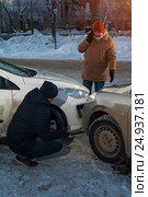 Two upset male drivers looking at cars after crash. Стоковое фото, фотограф Pavel Biryukov / Фотобанк Лори