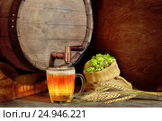 Советская кружка  пива на фоне бочки, зерна и мешка с хмелем. Стоковое фото, фотограф Валерий Тырин / Фотобанк Лори