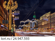 Nevsky Prospect at night Christmas illumination in St. Petersburg (2017 год). Редакционное фото, фотограф Anna P. / Фотобанк Лори