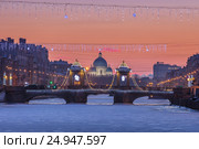 Saint Petersburg Lomonosov Bridge and Trinity Cathedral at sunset, Russia (2017 год). Редакционное фото, фотограф Anna P. / Фотобанк Лори
