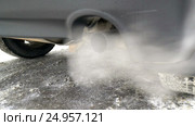 Toxic gases are exhausted on the tailpipe of a car. Стоковое видео, видеограф Курганов Александр / Фотобанк Лори