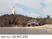 Дворцовый парк Бэйхай (Beihai) в Пекине (2016 год). Стоковое фото, фотограф Vladislav Osipov / Фотобанк Лори
