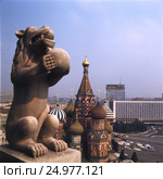 Москва. Вид на храм Василия Блаженного и гостиницу "Россия" Редакционное фото, фотограф Борис Кавашкин / Фотобанк Лори