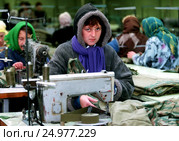 Швейный цех в женской колонии, Владимирская область. Редакционное фото, фотограф Борис Кавашкин / Фотобанк Лори