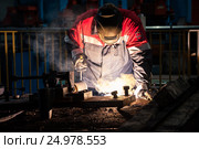 Рабочий электросварщик за работой. Редакционное фото, фотограф Михаил Михин / Фотобанк Лори
