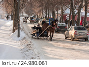 Лошадь, запряженная в сани, катает туристов в городе Суздаль Россия (2011 год). Редакционное фото, фотограф Эдуард Паравян / Фотобанк Лори