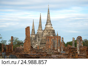 Облачное утро на руинах буддистского храма Wat Phra Si Sanphet. Аютхая, Таиланд (2017 год). Стоковое фото, фотограф Виктор Карасев / Фотобанк Лори