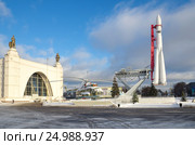 Москва. Копия космической ракеты "Восток" и транспортно-боевой вертолет Ми-8Т у павильона "Космос" на ВДНХ (ВВЦ) (2017 год). Редакционное фото, фотограф Елена Коромыслова / Фотобанк Лори