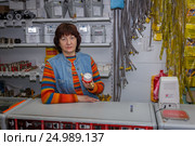 Женщина продавец показывает газовый счетчик (2017 год). Редакционное фото, фотограф Акиньшин Владимир / Фотобанк Лори