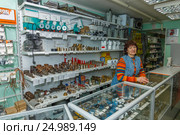 Продавец магазина "Газтехника" (2017 год). Редакционное фото, фотограф Акиньшин Владимир / Фотобанк Лори