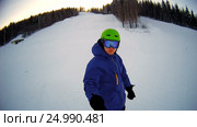 Man riding on snowboard with selfie stick in his hand. Стоковое видео, видеограф Сергей Кальсин / Фотобанк Лори