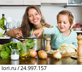 Mother with little daughter cooking at home. Стоковое фото, фотограф Яков Филимонов / Фотобанк Лори