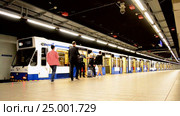 Пассажиры садятся на поезд метро, ожидающий на платформе (г. Амстердам, Нидерланды) (2017 год). Редакционное видео, видеограф FMRU / Фотобанк Лори