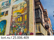 Картины на стене жилого дома. Москва, Большой Харитоньевский переулок, дом 9. (2016 год). Редакционное фото, фотограф Сергей Рыбин / Фотобанк Лори