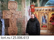 Отец Дионисий в храме в Воскресенском храме села Хотча (2017 год). Редакционное фото, фотограф Дмитрий Неумоин / Фотобанк Лори