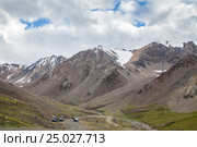 Cars on mountain road. Редакционное фото, фотограф Иван Куликов / Фотобанк Лори
