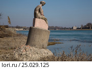 Старая советская статуя на центральном городском пляже в центре города Худжанда и вид на реку Сырдарью в Согдийской области Республики Таджикистан (2015 год). Редакционное фото, фотограф Николай Винокуров / Фотобанк Лори