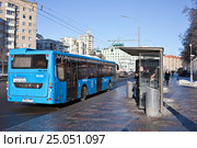 Городской синий автобус около остановки. Москва (2017 год). Редакционное фото, фотограф Victoria Demidova / Фотобанк Лори