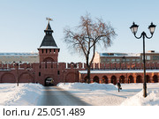 Город Тула. Башня Пятницких ворот, XVI в Тульского кремля зимой на фоне голубого неба (2017 год). Редакционное фото, фотограф Игорь Низов / Фотобанк Лори