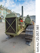 Военный тягач Сталинец-60 на Дворцовой площади в Санкт-Петербурге (2016 год). Редакционное фото, фотограф Сергей Дубров / Фотобанк Лори