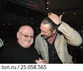 Юбилей продюсера, актера, кинокритика Марка Рудинштейна (Mark Rudinshtein). Режиссер театра и кино Юрий Грымов  и Марк Рудинштейн. (2006 год). Редакционное фото, фотограф Александр С. Курбатов / Фотобанк Лори