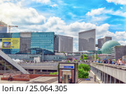 PARIS, FRANCE - JULY 06, 2016 :La Defense, Business Quarter with businessmen in the streets, area of Paris, French financial center with skyscrapers and modern buildings. Редакционное фото, фотограф Vitas / Фотобанк Лори