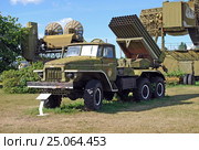 БМ-21 "Град" на базе автомобиля "Урал-375Д". Парковый комплекс истории техники имени К. Г. Сахарова — музей в городе Тольятти (2015 год). Редакционное фото, фотограф Глазков Владимир / Фотобанк Лори