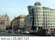 Танцующий дом в Праге в стиле деконструктивизма (2012 год). Редакционное фото, фотограф Free Wind / Фотобанк Лори