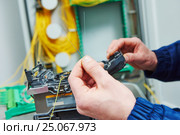 fiber optic cable splice machine in work. Стоковое фото, фотограф Дмитрий Калиновский / Фотобанк Лори
