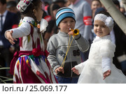 Таджикские дети танцуют на празднике в городе Худжанд, Согдийская область, Республика Таджикистан (2015 год). Редакционное фото, фотограф Николай Винокуров / Фотобанк Лори