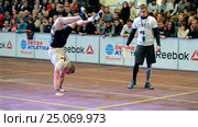 Спортсмен идет на руках вдоль трибуны со зрителями. Кроссфит. Чемпионат Reebok Kyiv Battle 2017 (г. Киев, Украина) Редакционное видео, видеограф FMRU / Фотобанк Лори