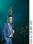 Костя Цзю с ананасом на голове, церемония "Звезда бокса 2016" (2017 год). Редакционное фото, фотограф Дмитрий Неумоин / Фотобанк Лори