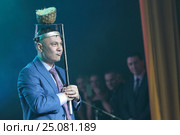 Костя Цзю с разрубленным ананасом на голове, церемония "Звезда бокса 2016" (2017 год). Редакционное фото, фотограф Дмитрий Неумоин / Фотобанк Лори
