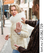senior woman asking man. Стоковое фото, фотограф Яков Филимонов / Фотобанк Лори