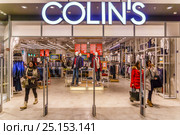 Магазин одежды Colin's. Торговый центр "Аврора Молл". Самара (2017 год). Редакционное фото, фотограф Акиньшин Владимир / Фотобанк Лори