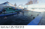 Люди купаются в бассейне с термальной минеральной водой (2016 год). Редакционное видео, видеограф А. А. Пирагис / Фотобанк Лори