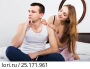 Girl supporting frustraited boyfriend. Стоковое фото, фотограф Яков Филимонов / Фотобанк Лори