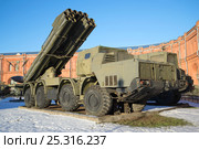 Боевая машина реактивной системы залпового огня 9А52 "Смерч" крупным планом солнечным январским днем. Музей артиллерии и войск связи, Санкт-Петербург (2017 год). Редакционное фото, фотограф Виктор Карасев / Фотобанк Лори