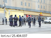 Полицейские перекрыли улицу в Москве (2015 год). Редакционное фото, фотограф stargal / Фотобанк Лори